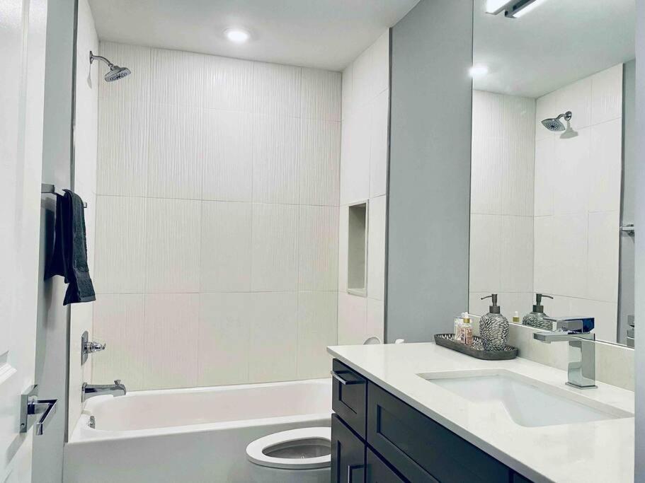 Upscale 3BDR Penthouse with Rooftop TV and Stunning Capitol and Monument Views Near Popular H Street Corridor Parking Included Free Cancellation