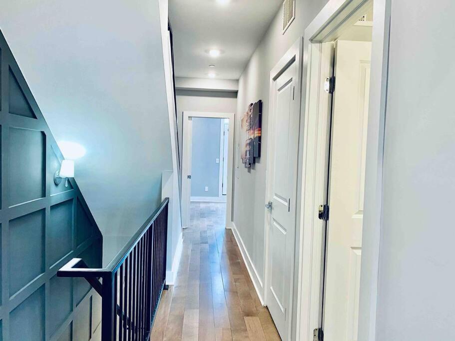 Upscale 3BDR Penthouse with Rooftop TV and Stunning Capitol and Monument Views Near Popular H Street Corridor Parking Included Free Cancellation