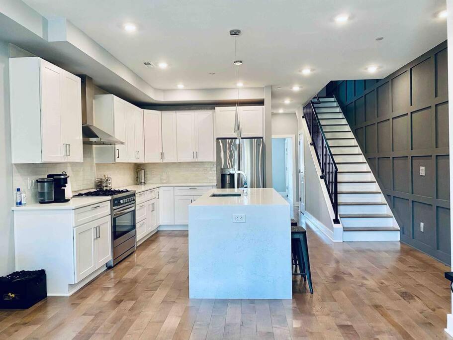 Upscale 3BDR Penthouse with Rooftop TV and Stunning Capitol and Monument Views Near Popular H Street Corridor Parking Included Free Cancellation