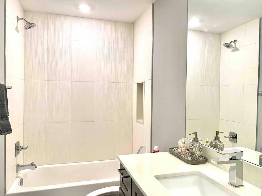 Upscale 3BDR Penthouse with Rooftop TV and Stunning Capitol and Monument Views Near Popular H Street Corridor Parking Included Free Cancellation