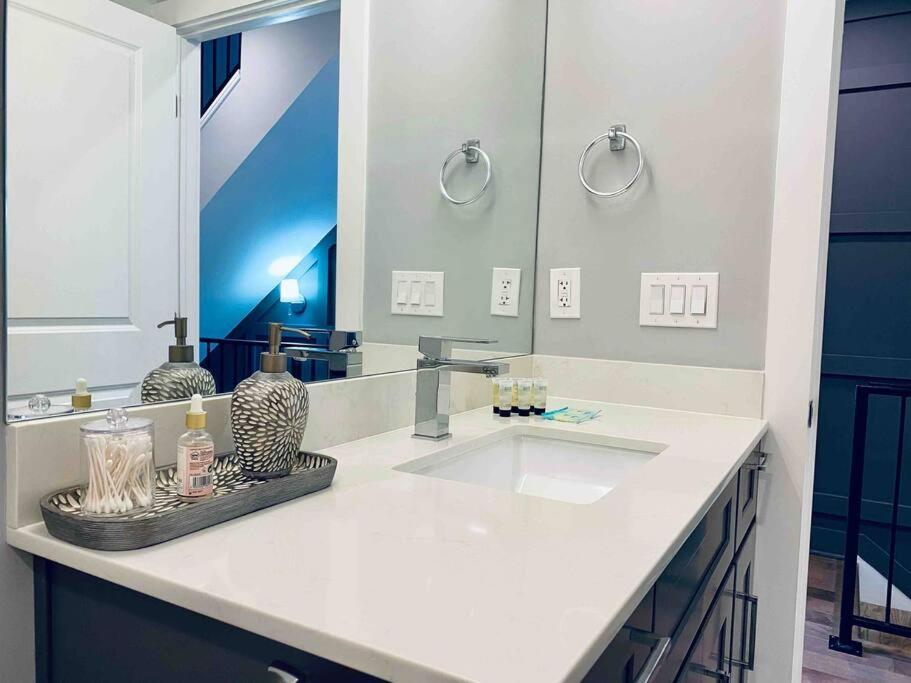 Upscale 3BDR Penthouse with Rooftop TV and Stunning Capitol and Monument Views Near Popular H Street Corridor Parking Included Free Cancellation