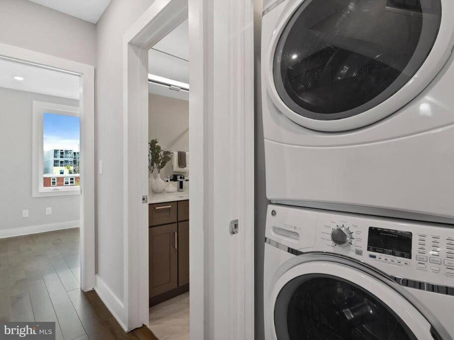 Upscale 3BDR Penthouse with Rooftop TV and Stunning Capitol and Monument Views Near Popular H Street Corridor Parking Included Free Cancellation