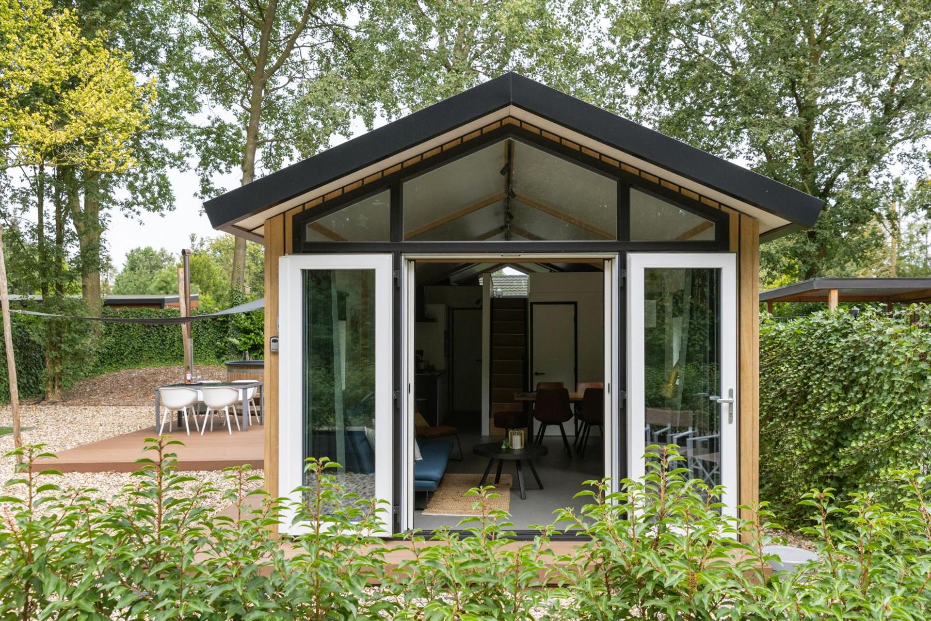 Schitterend 4 persoons Tinyhouse met HOTTUB aan de bossen in Putten 4-16
