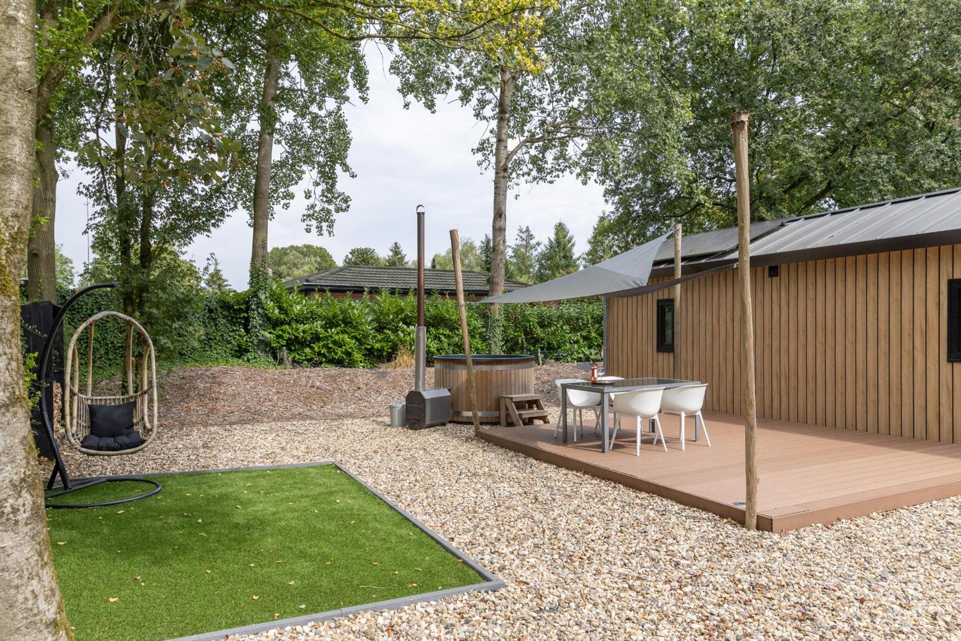 Schitterend 4 persoons Tinyhouse met HOTTUB aan de bossen in Putten 4-16