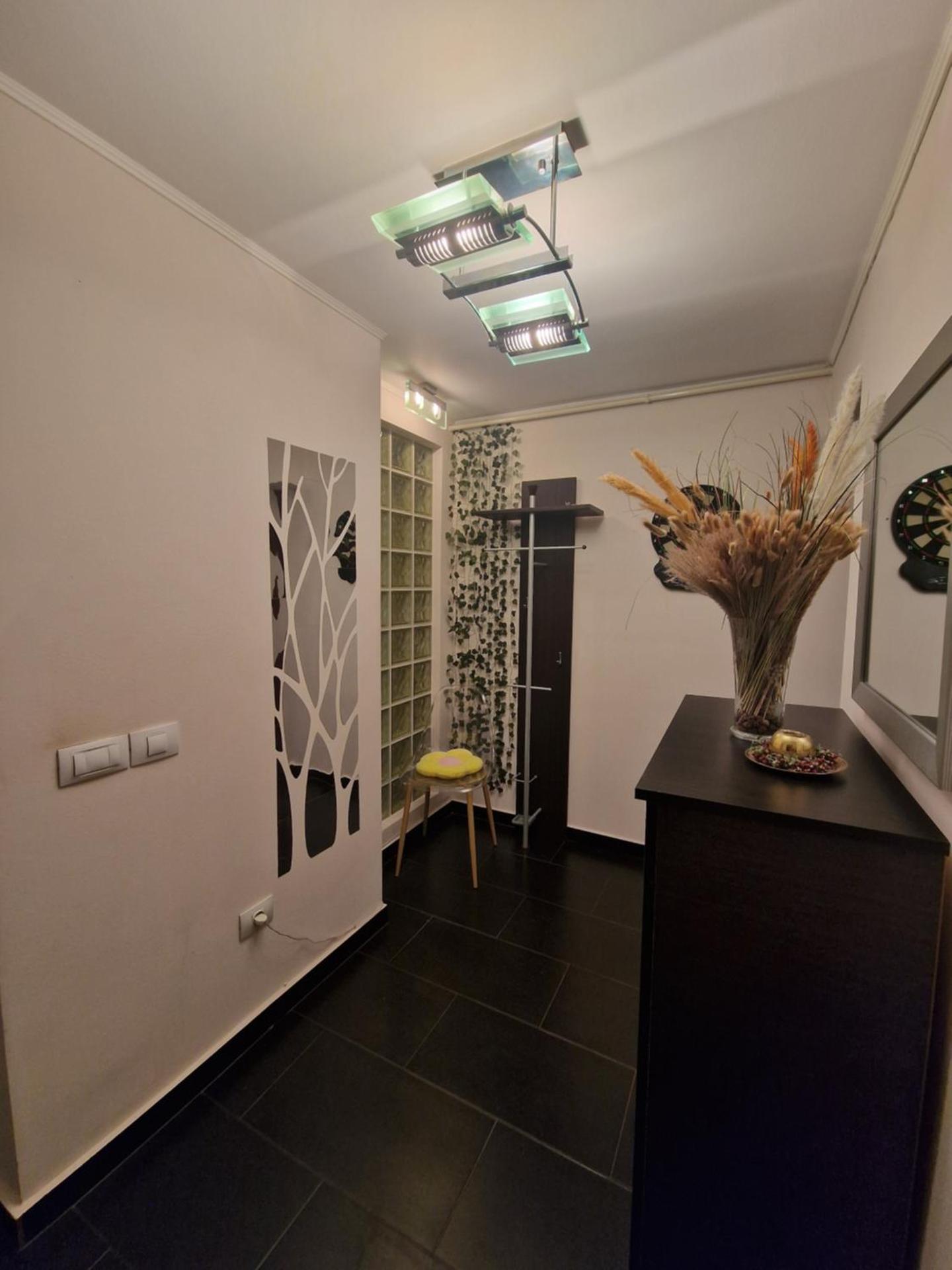 Apartament Red & Yellow