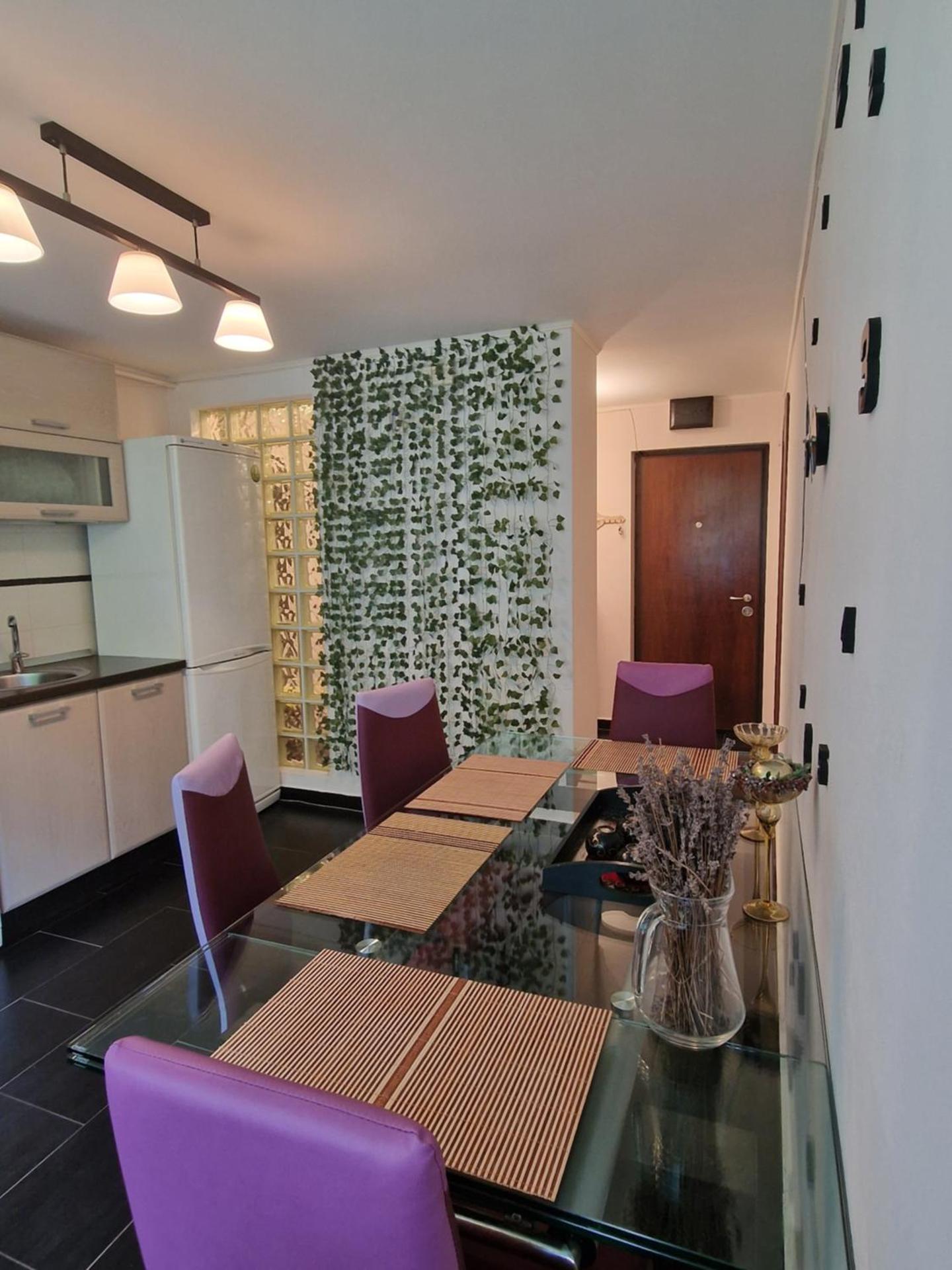 Apartament Red & Yellow