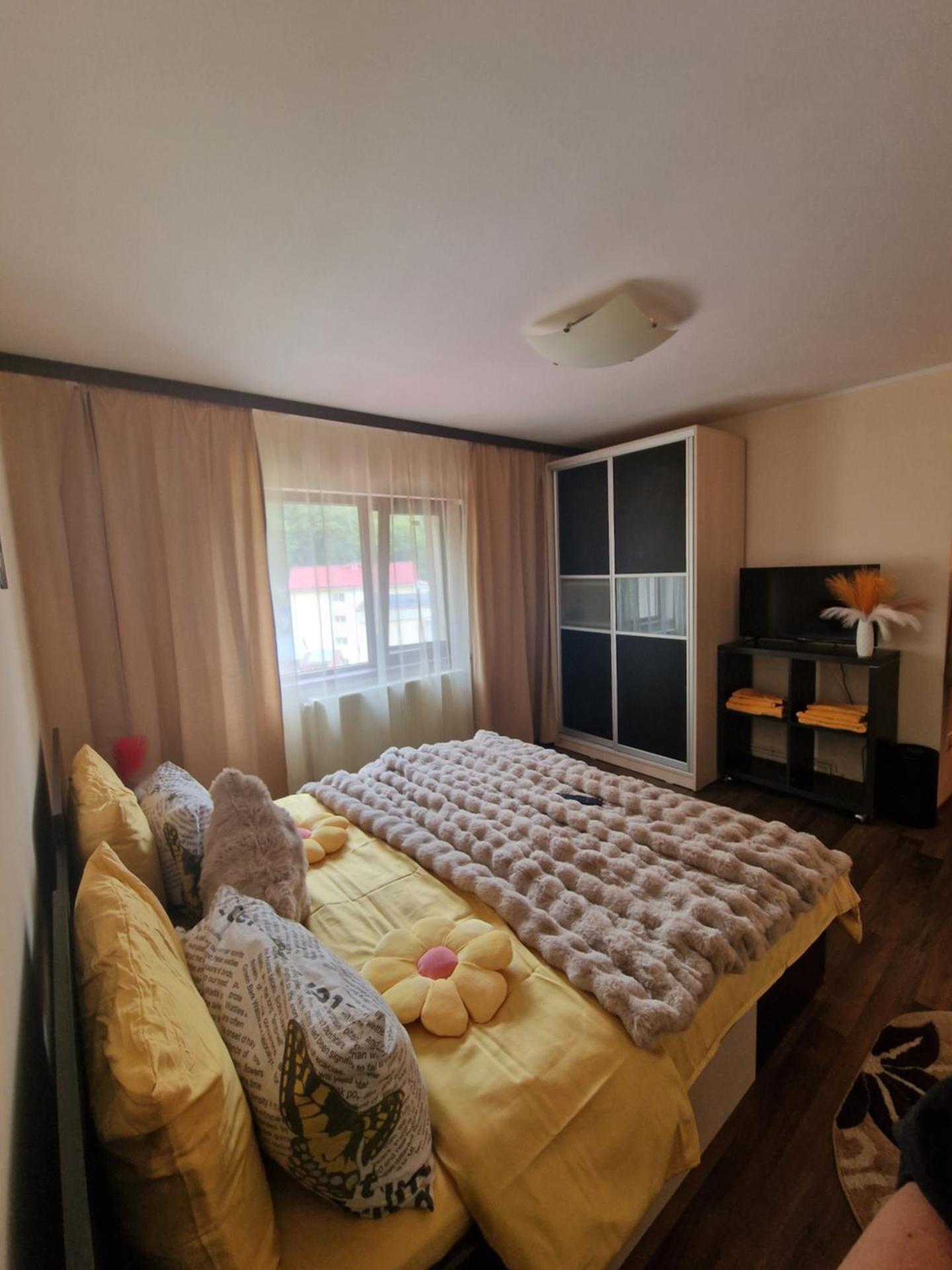 Apartament Red & Yellow