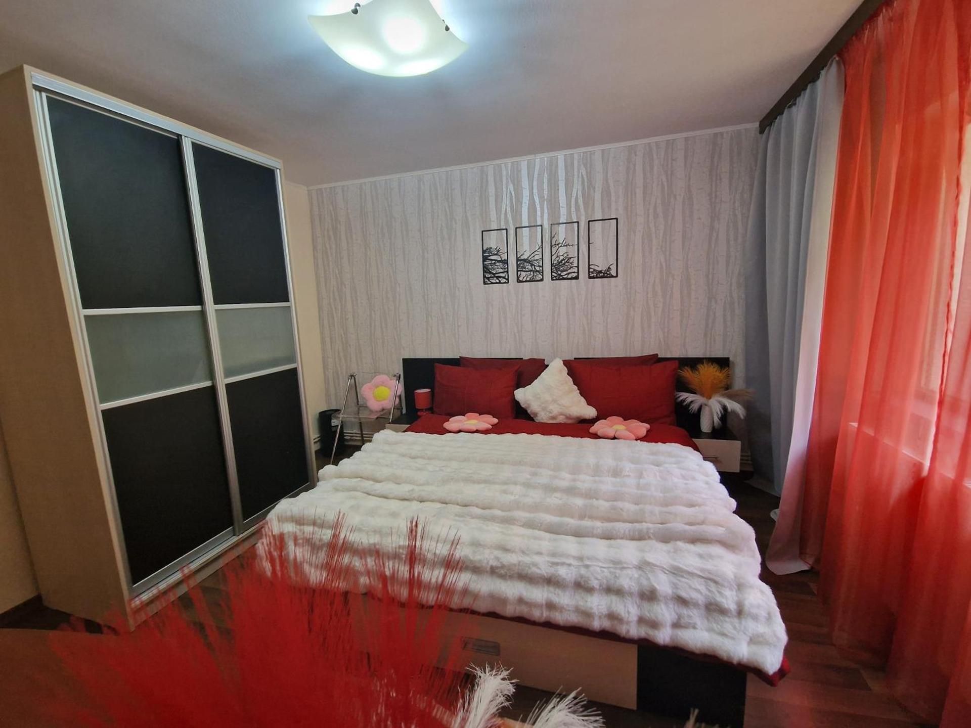 Apartament Red & Yellow