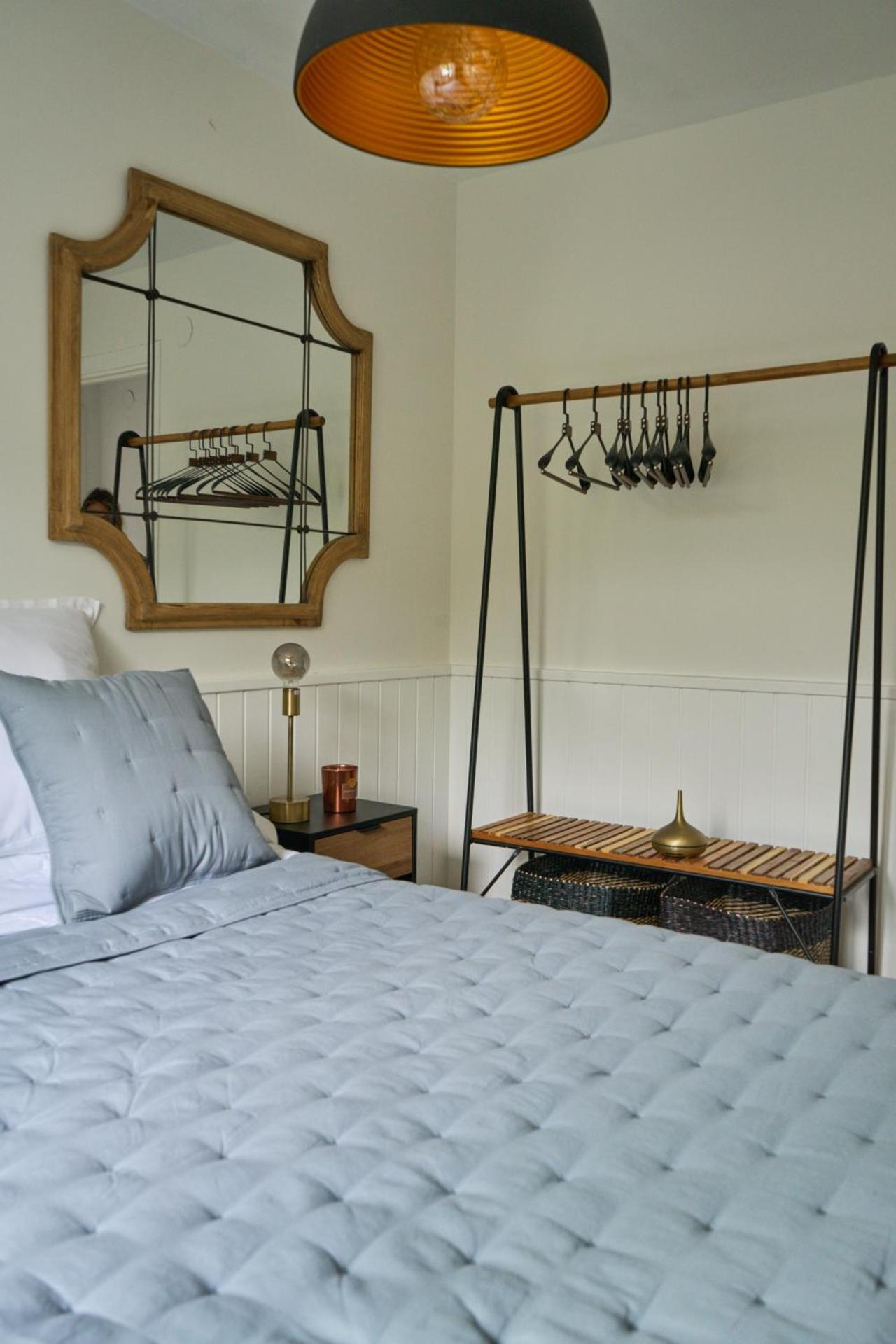 Habitación azul en casa con encanto