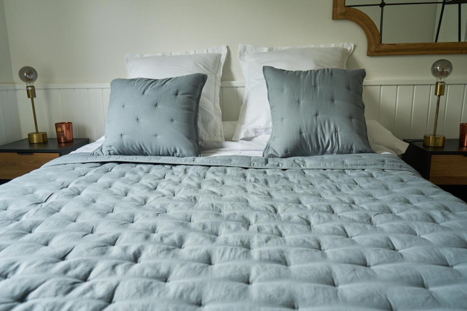 Habitación azul en casa con encanto