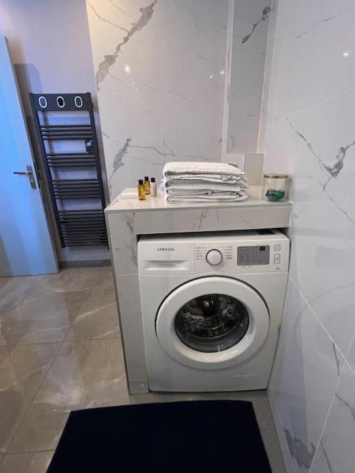 Newly renovated spacious apartment in Montorgeuil area