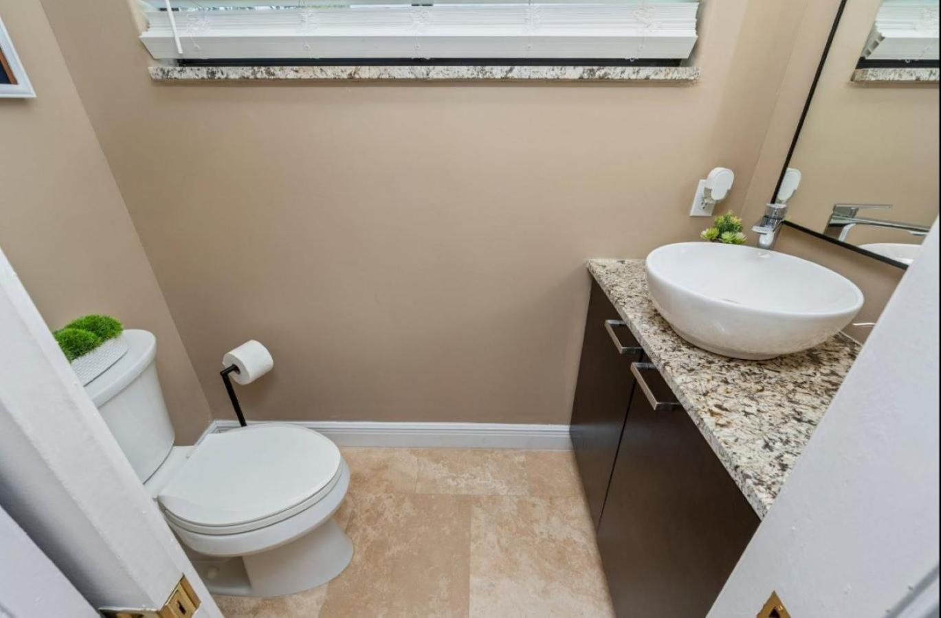 FEATURED ON HGTV'S MY LOTTERY DREAM HOME! Private dock, 15 minute boat ride to Crab Island, 20 minute drive to Destin, Pet Friendly