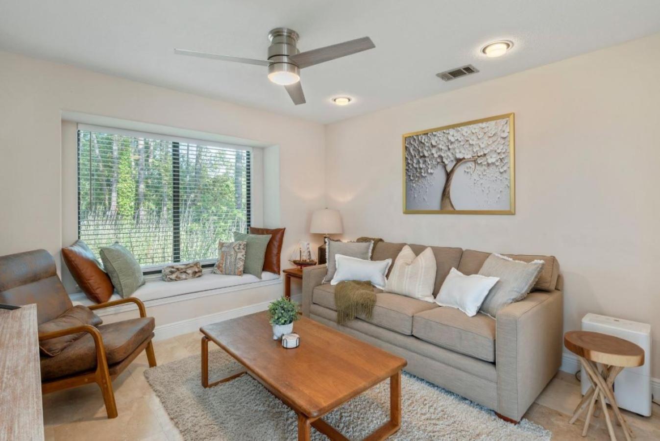 FEATURED ON HGTV'S MY LOTTERY DREAM HOME! Private dock, 15 minute boat ride to Crab Island, 20 minute drive to Destin, Pet Friendly