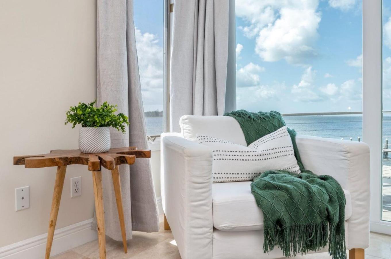 FEATURED ON HGTV'S MY LOTTERY DREAM HOME! Private dock, 15 minute boat ride to Crab Island, 20 minute drive to Destin, Pet Friendly