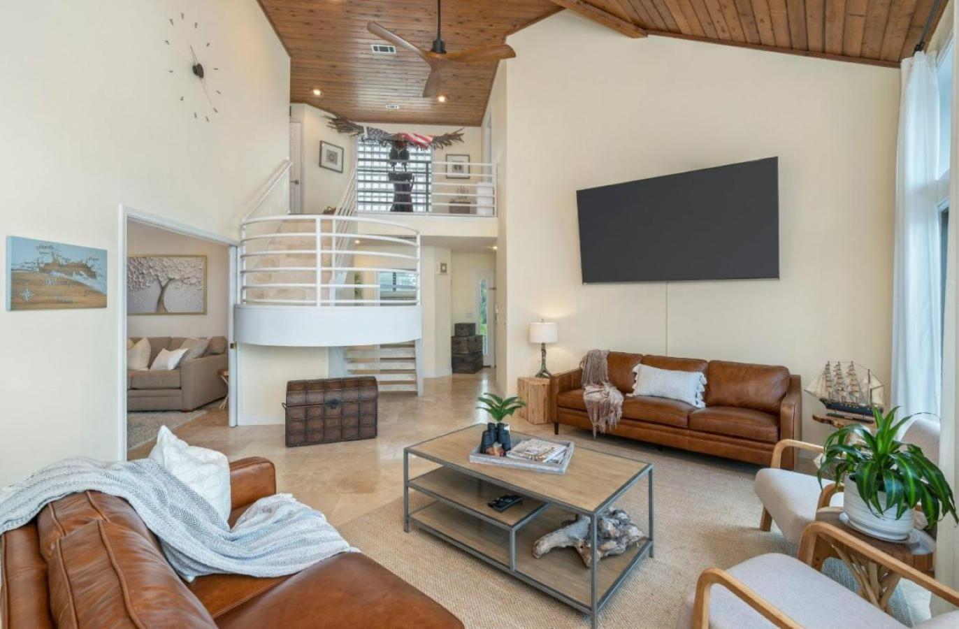 FEATURED ON HGTV'S MY LOTTERY DREAM HOME! Private dock, 15 minute boat ride to Crab Island, 20 minute drive to Destin, Pet Friendly