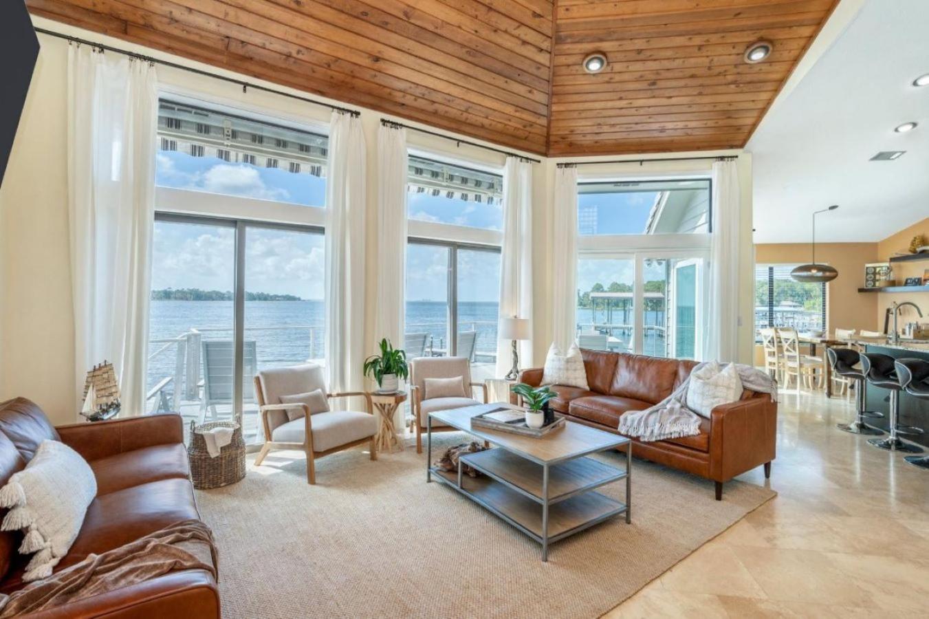 FEATURED ON HGTV'S MY LOTTERY DREAM HOME! Private dock, 15 minute boat ride to Crab Island, 20 minute drive to Destin, Pet Friendly