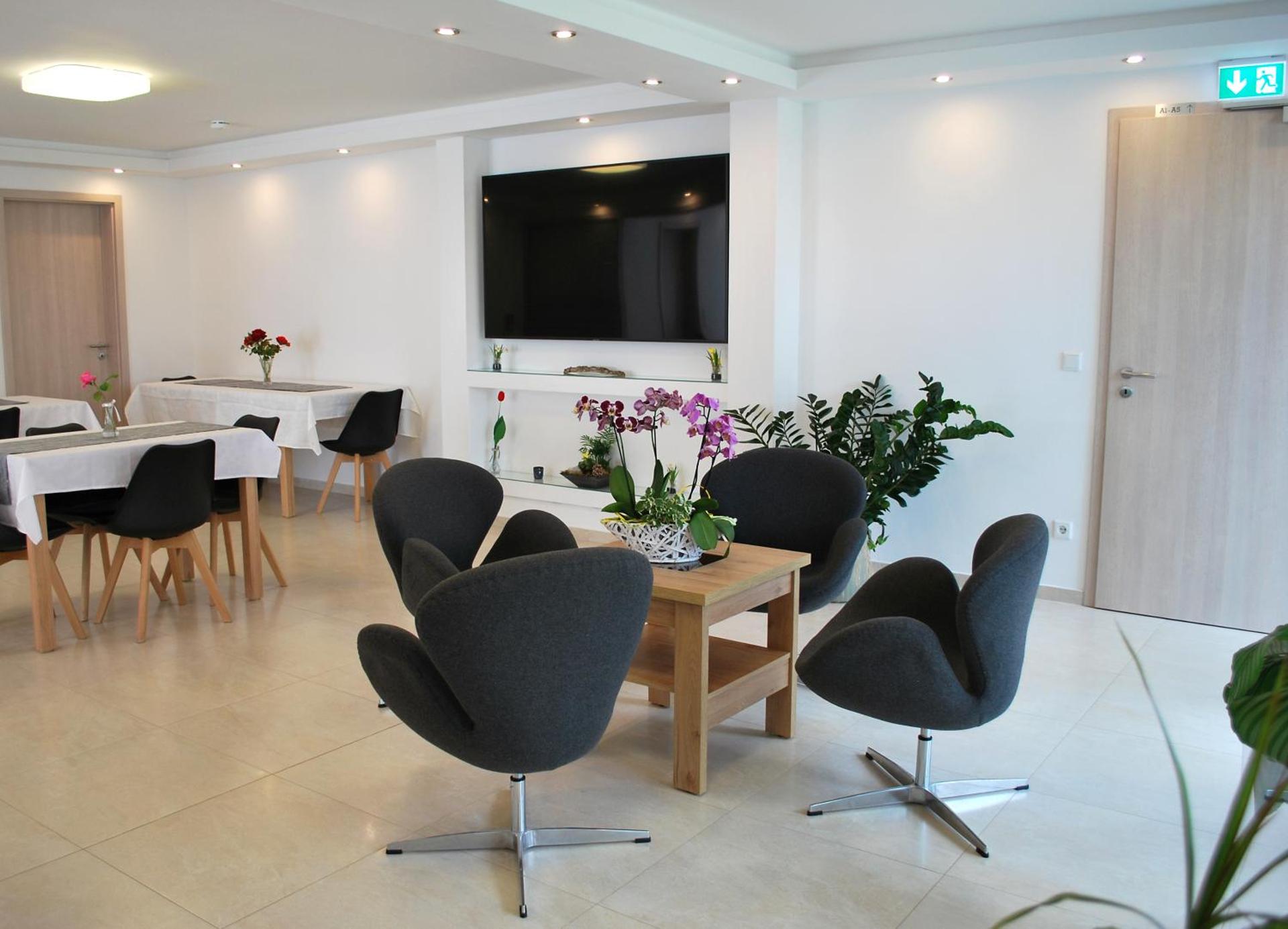 Communal lounge/ TV room