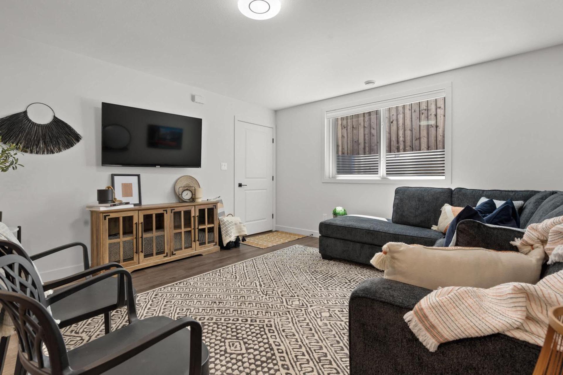 Livingston Way I Sleep 6 I Netflix I Kitchen I TV