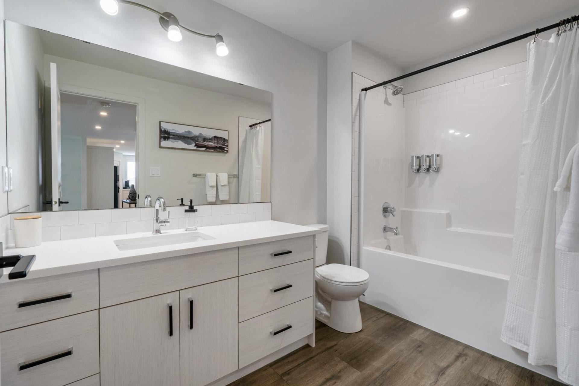 Livingston Way I Sleep 6 I Netflix I Kitchen I TV