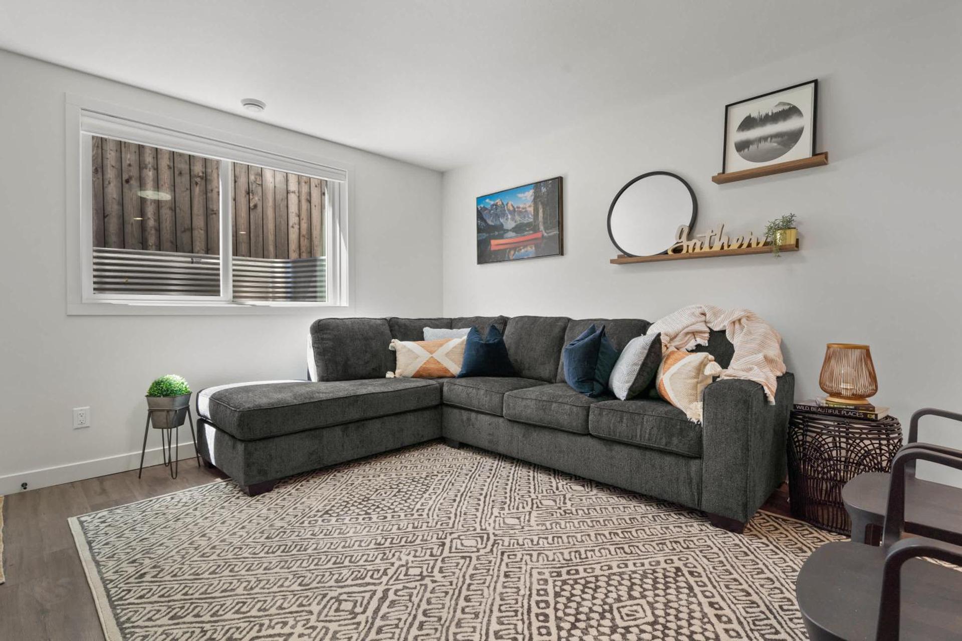 Livingston Way I Sleep 6 I Netflix I Kitchen I TV