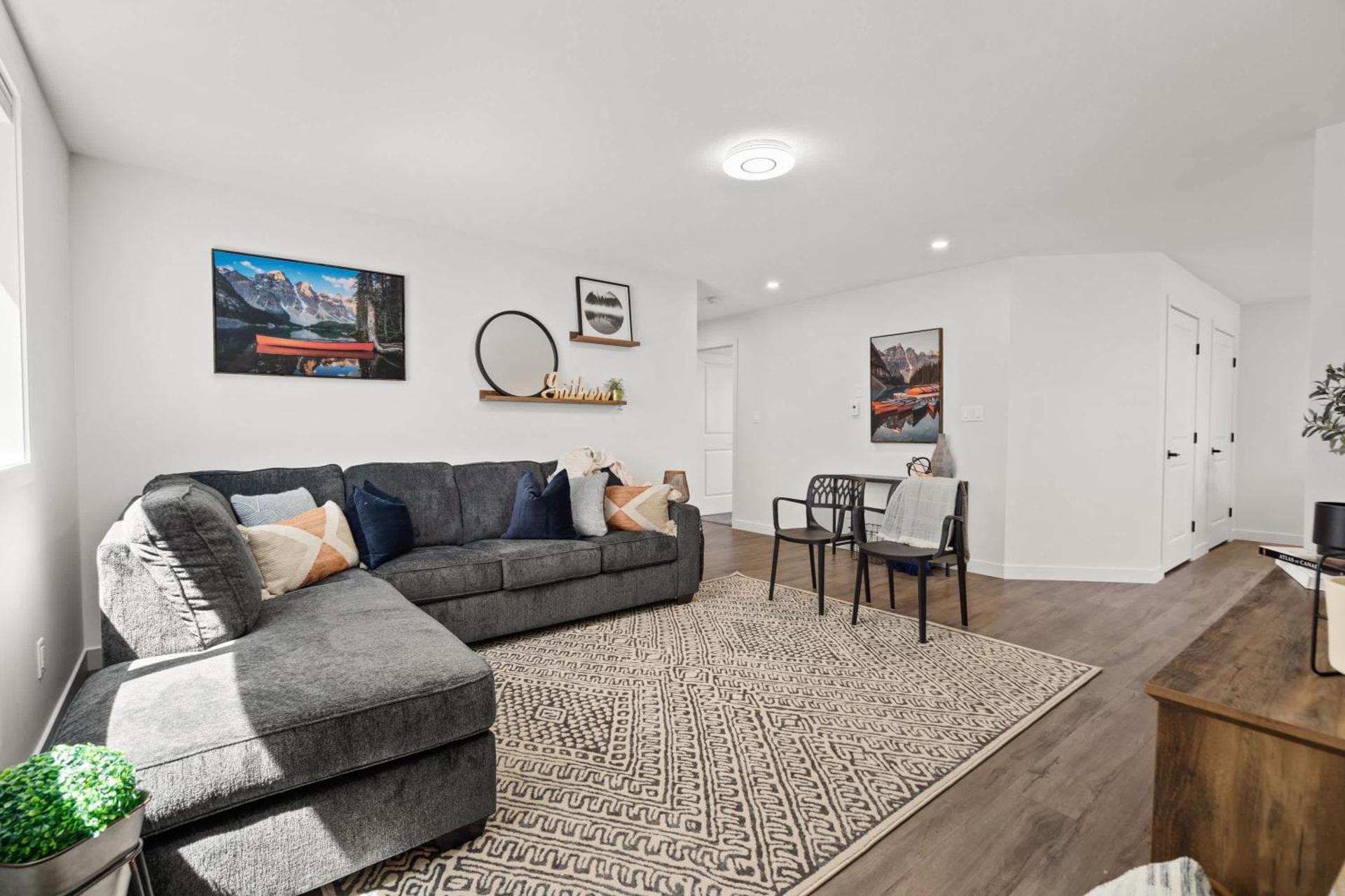 Livingston Way I Sleep 6 I Netflix I Kitchen I TV