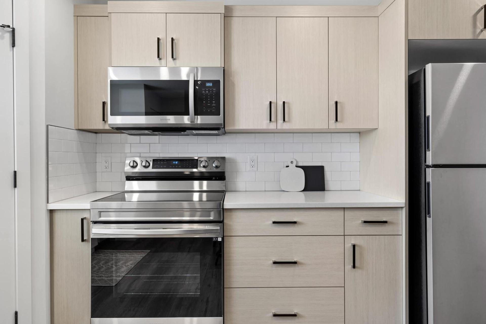 Livingston Way I Sleep 6 I Netflix I Kitchen I TV