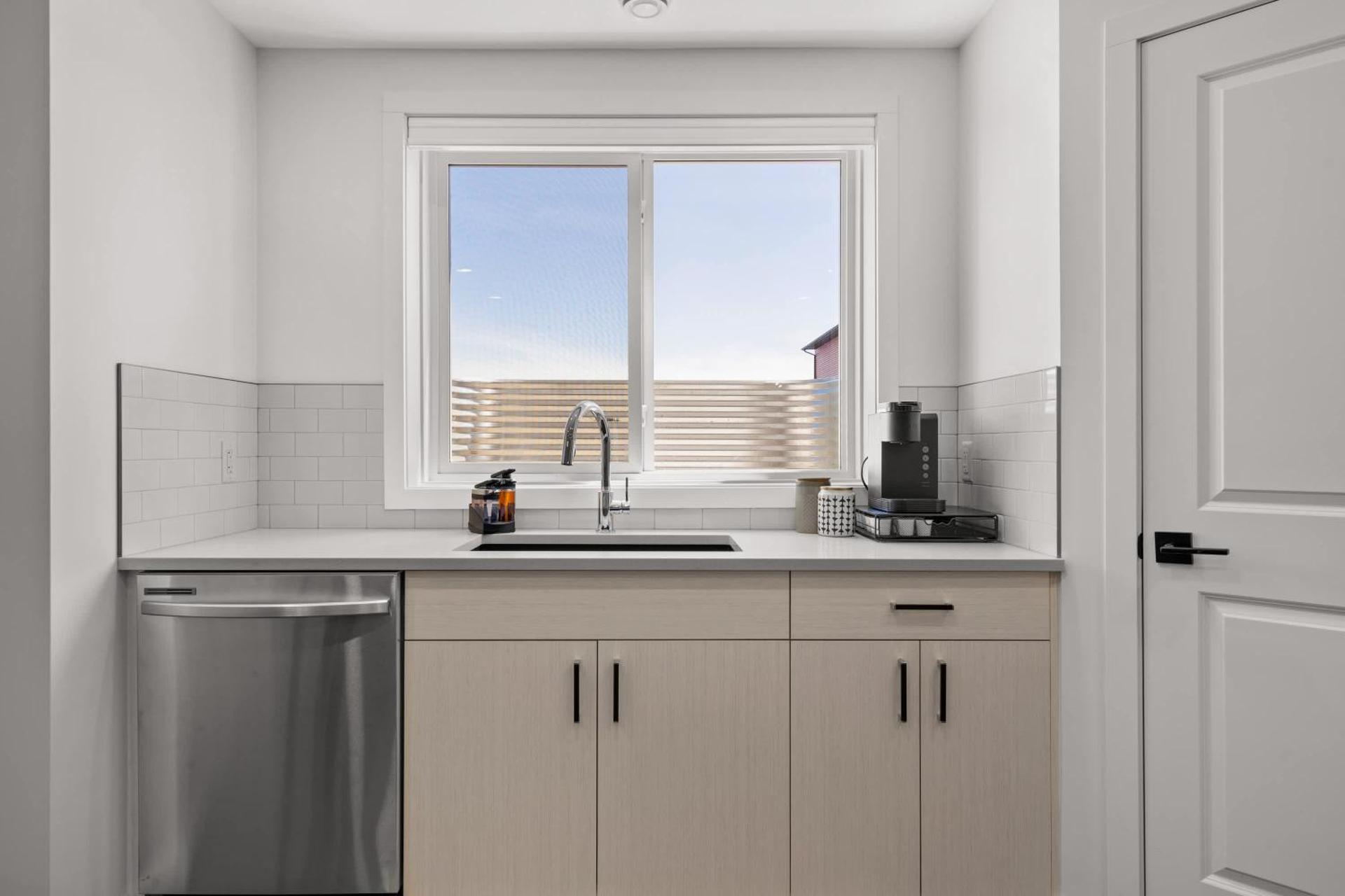 Livingston Way I Sleep 6 I Netflix I Kitchen I TV