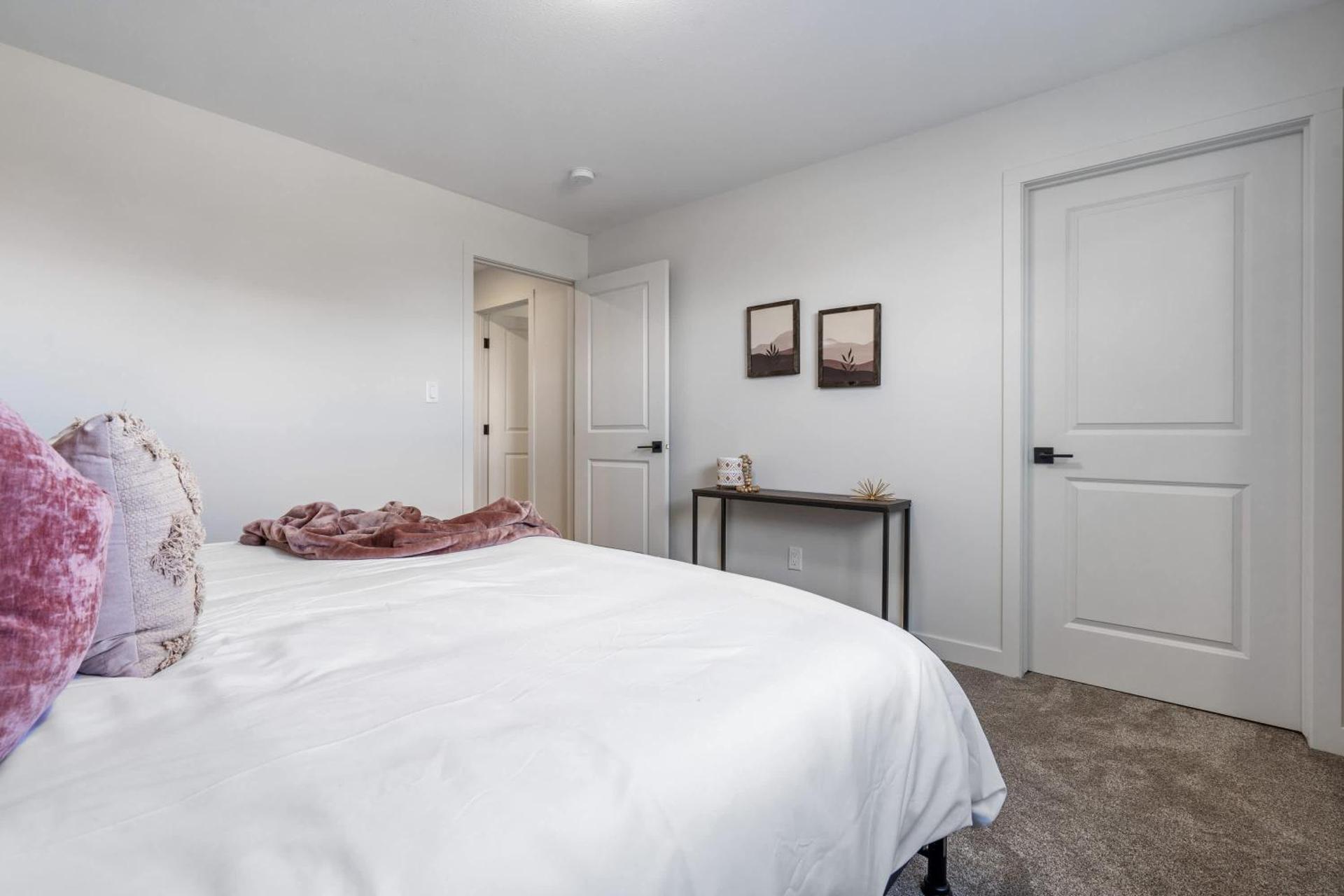 Livingston Way I Sleep 6 I Netflix I Kitchen I TV