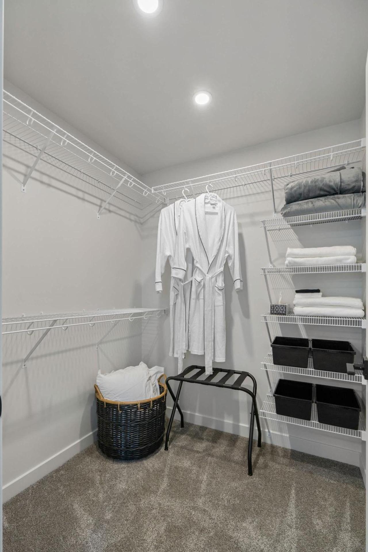 Livingston Way I Sleep 6 I Netflix I Kitchen I TV