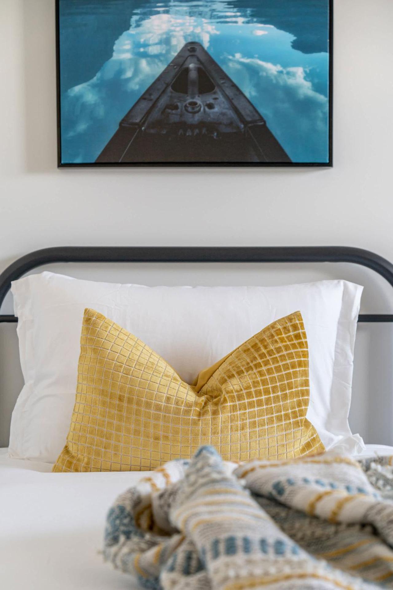 Livingston Way I Sleep 6 I Netflix I Kitchen I TV