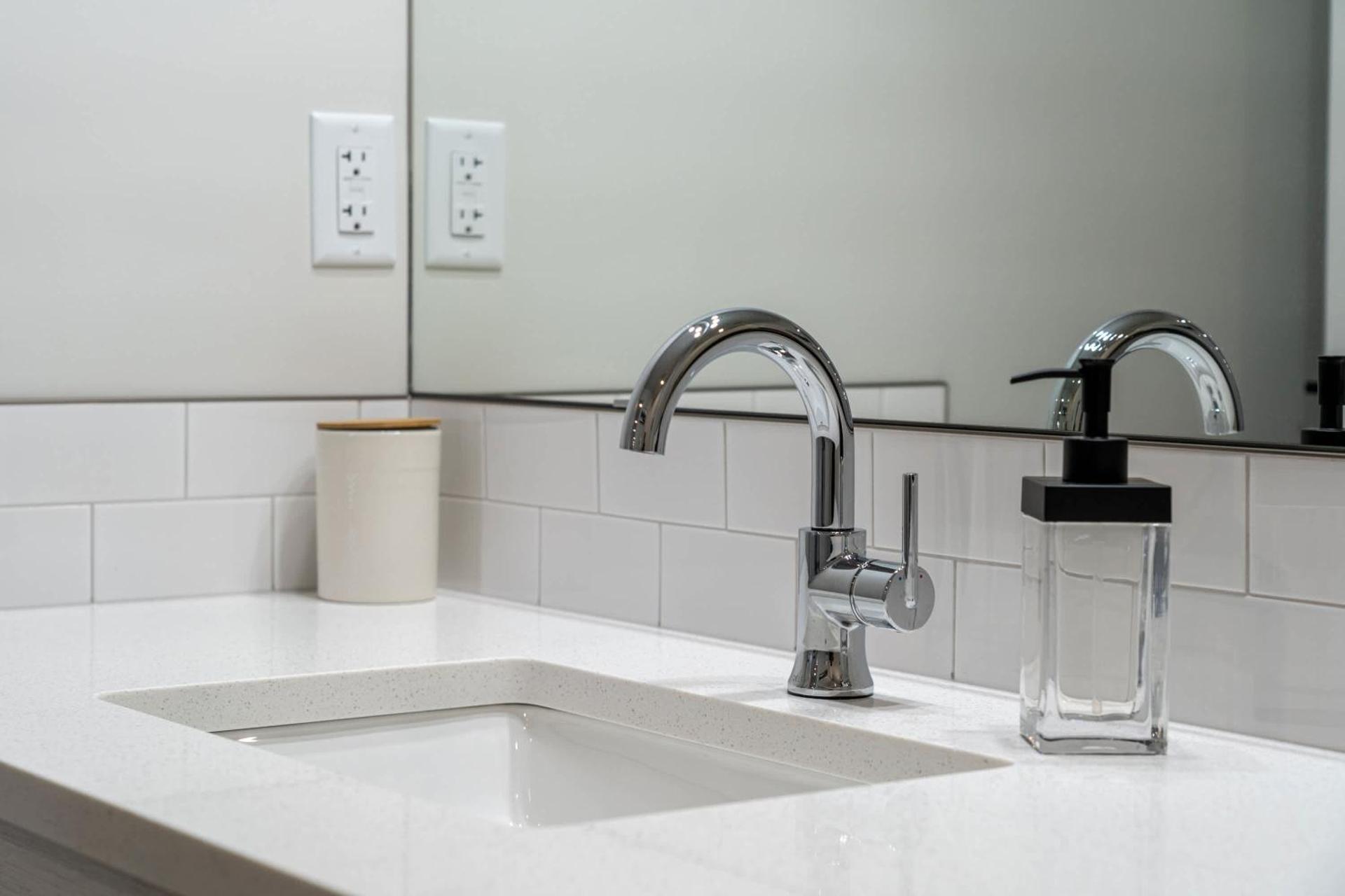 Livingston Way I Sleep 6 I Netflix I Kitchen I TV