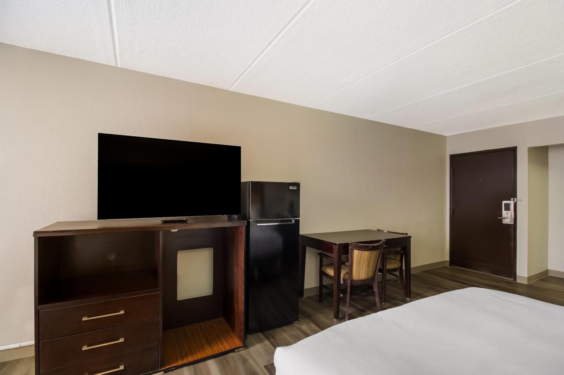 Quadruple Room with Two Queen Beds - Non Smoking