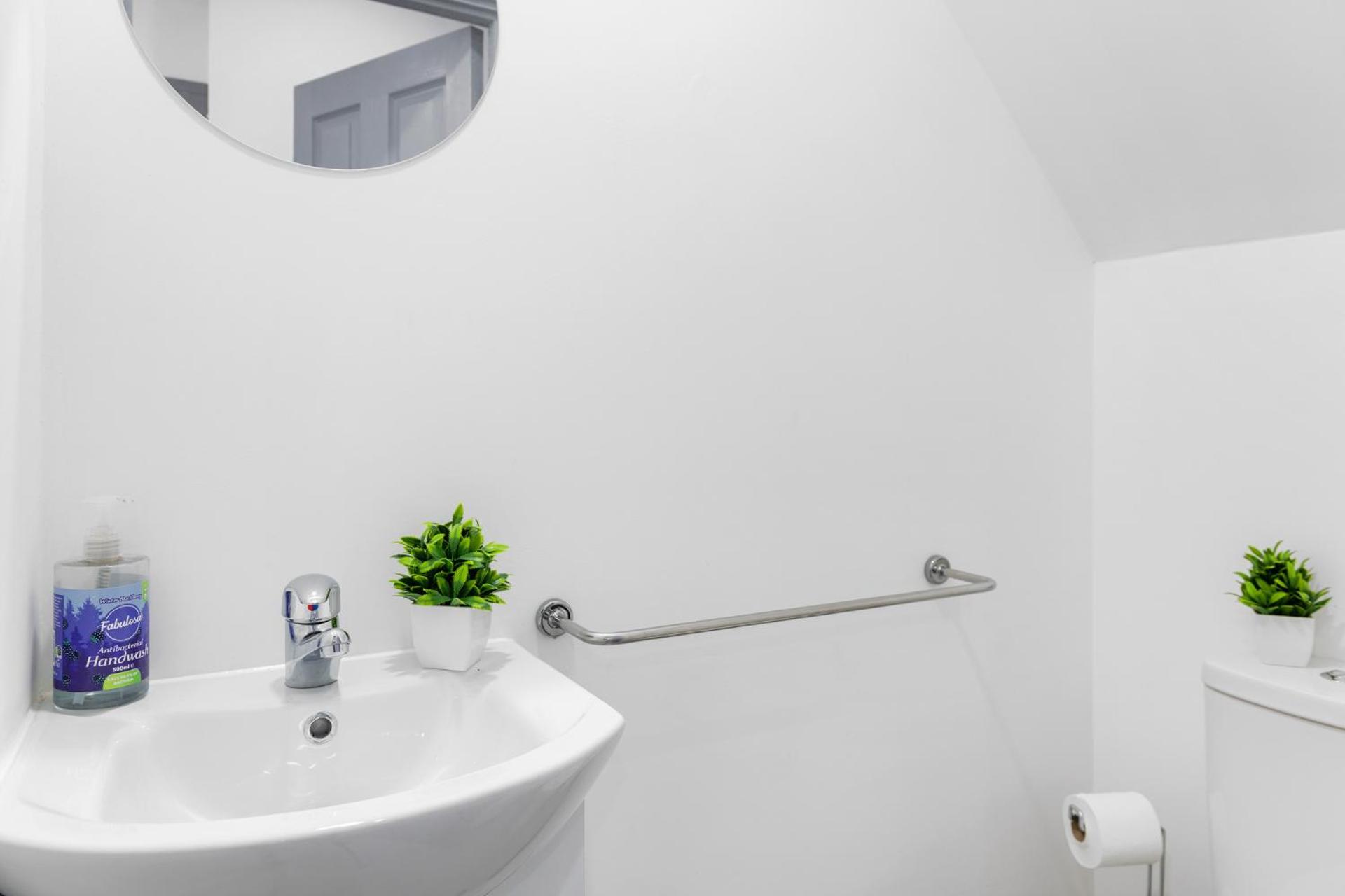 Stanion Luxurious 3 Bedroom Modern House Northamptonshire, Double, Twins, Single, Free Parking, Free Wi-Fi, Pets, Up to 8 Sleeps, 4 Smart TVs