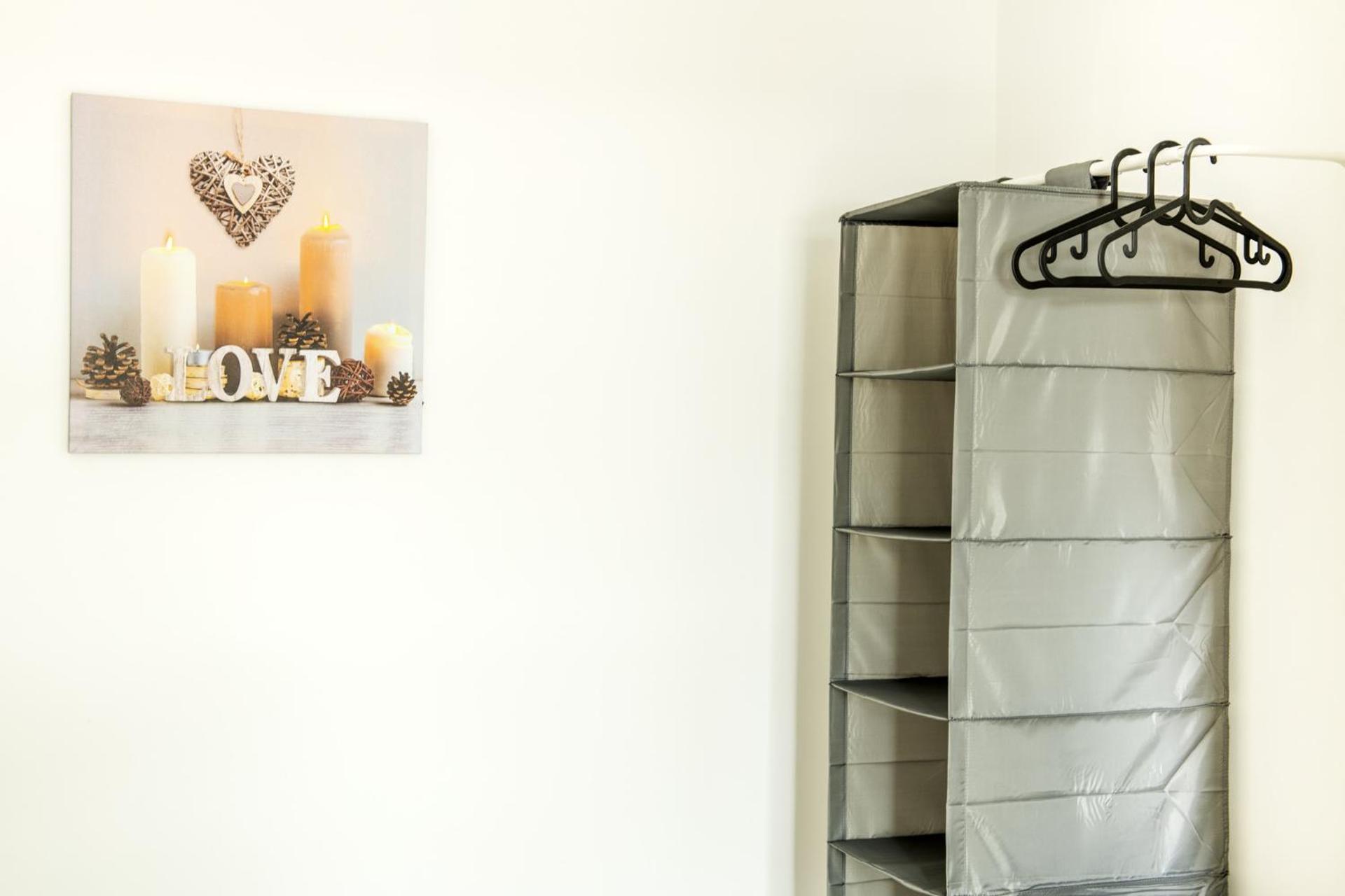 Stanion Luxurious 3 Bedroom Modern House Northamptonshire, Double, Twins, Single, Free Parking, Free Wi-Fi, Pets, Up to 8 Sleeps, 4 Smart TVs