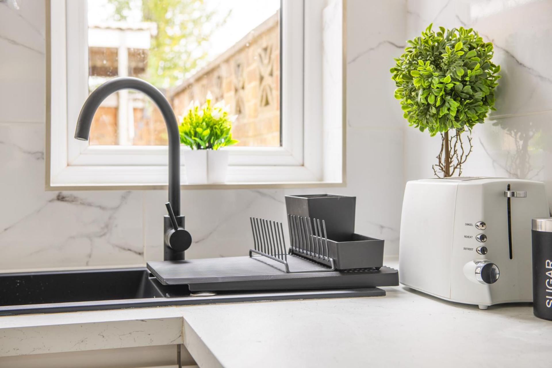 Stanion Luxurious 3 Bedroom Modern House Northamptonshire, Double, Twins, Single, Free Parking, Free Wi-Fi, Pets, Up to 8 Sleeps, 4 Smart TVs