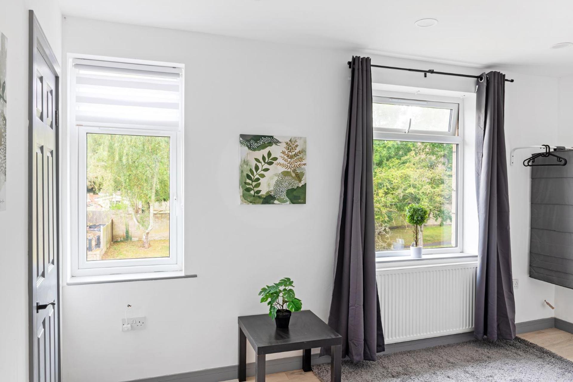 Stanion Luxurious 3 Bedroom Modern House Northamptonshire, Double, Twins, Single, Free Parking, Free Wi-Fi, Pets, Up to 8 Sleeps, 4 Smart TVs