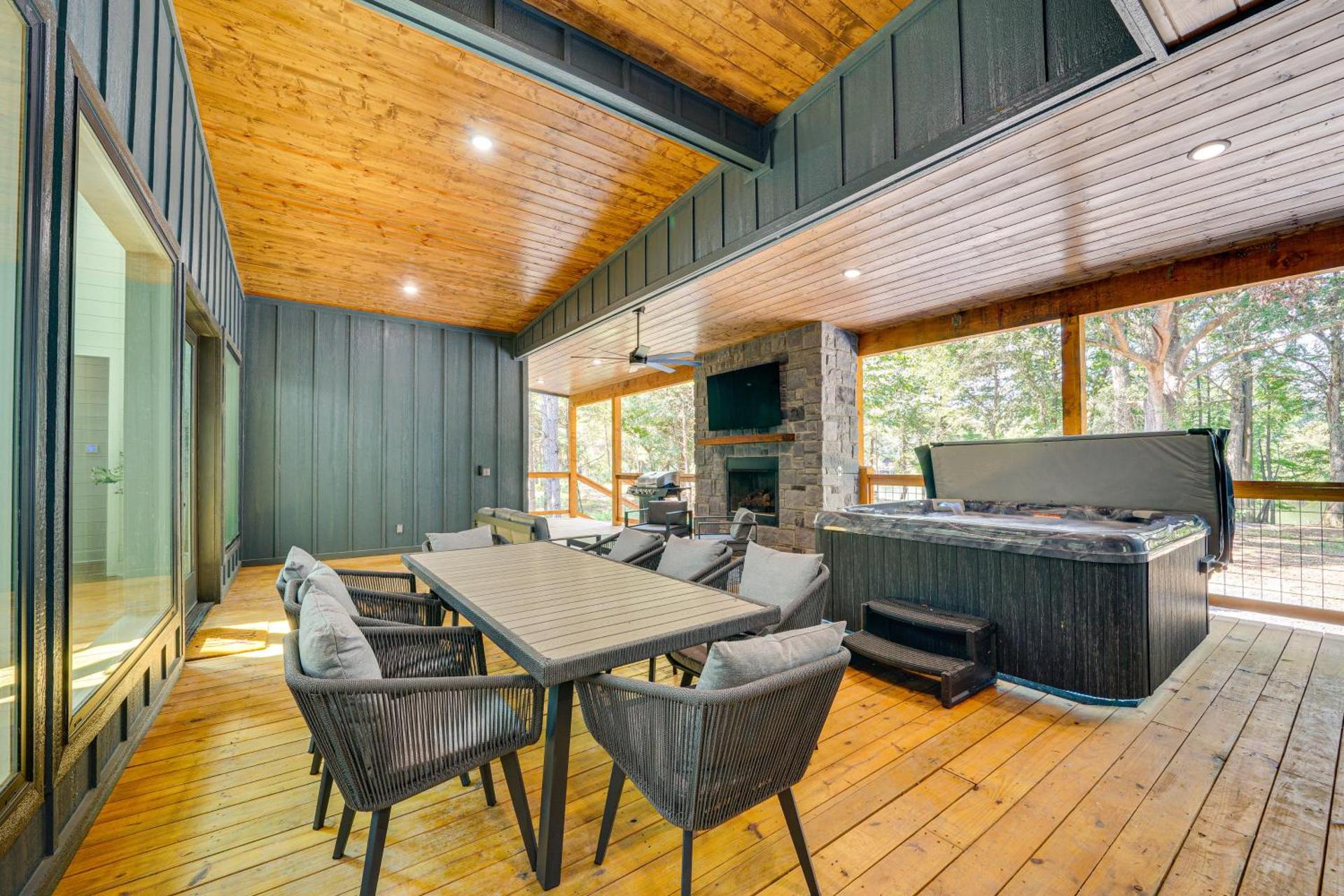 Deluxe Riverfront Cabin in Broken Bow with Hot Tub!