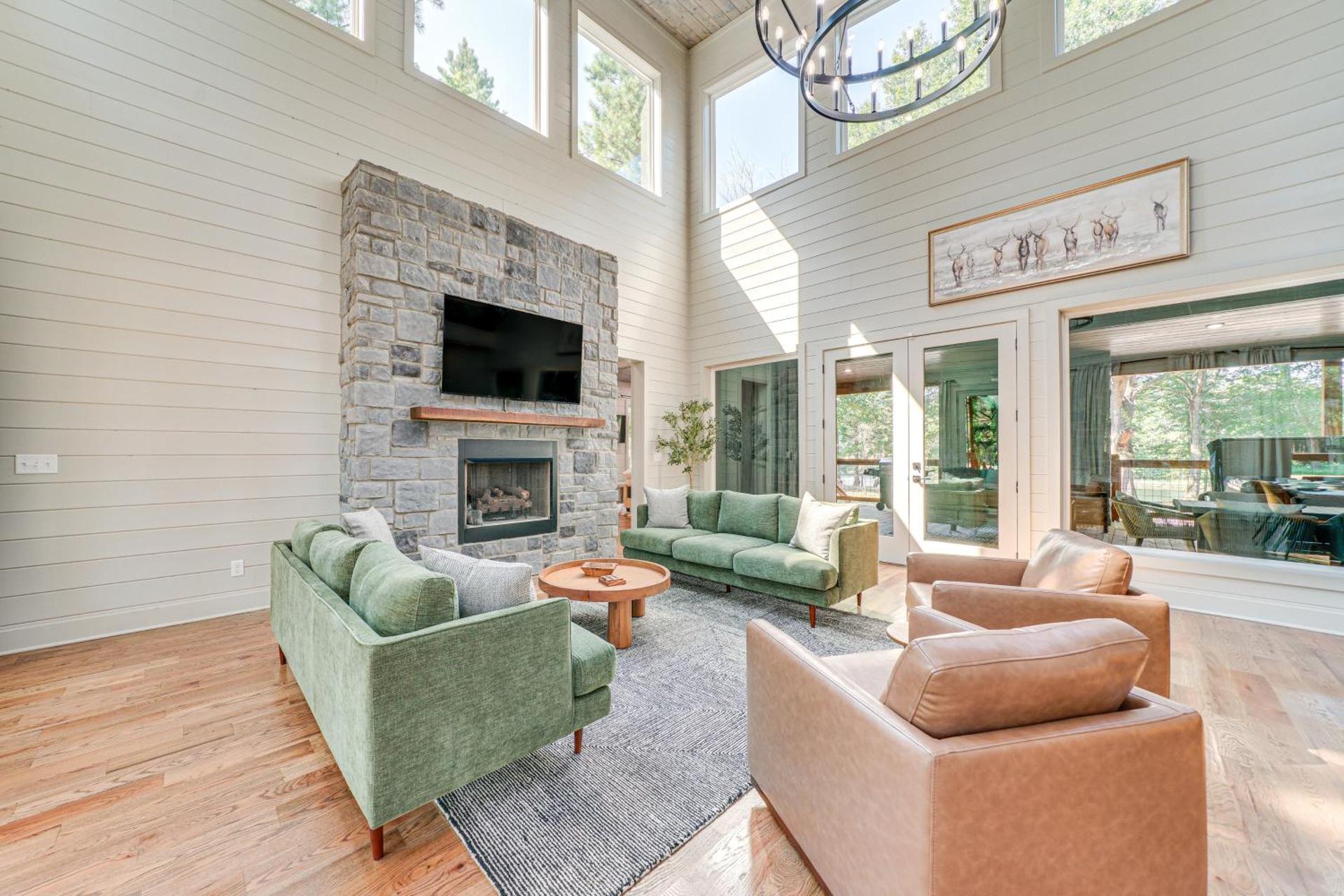 Deluxe Riverfront Cabin in Broken Bow with Hot Tub!