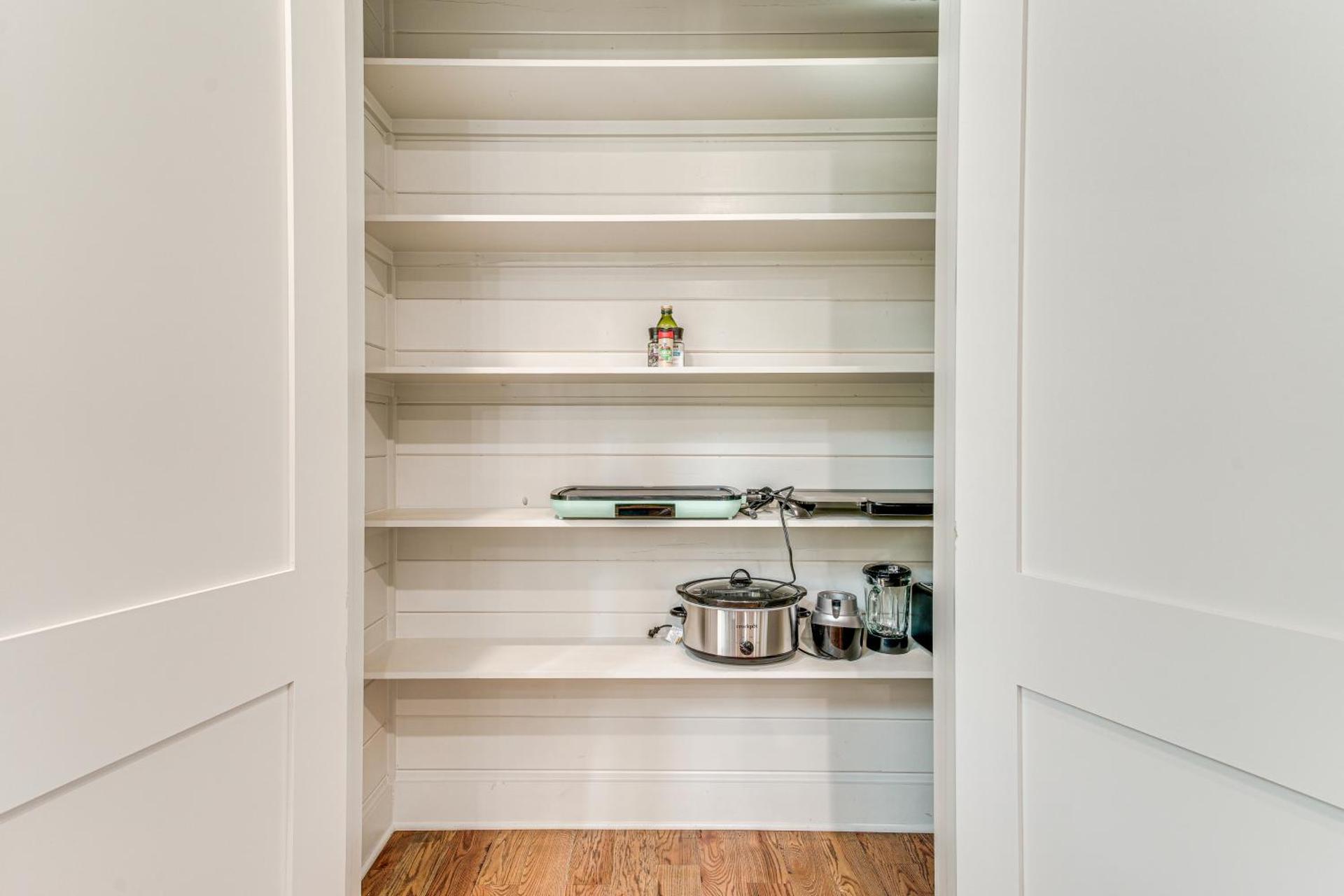 Deluxe Riverfront Cabin in Broken Bow with Hot Tub!