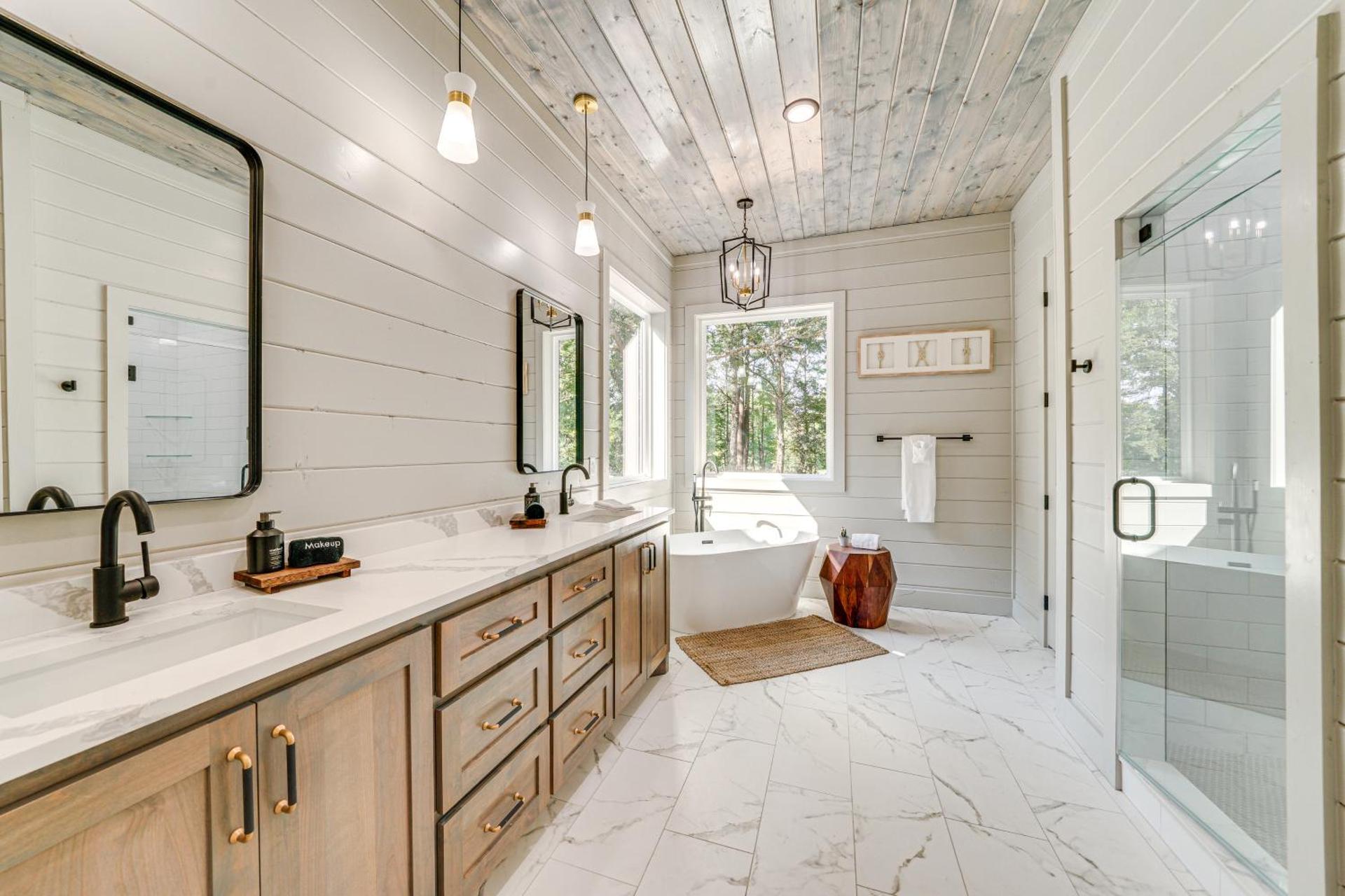 Deluxe Riverfront Cabin in Broken Bow with Hot Tub!