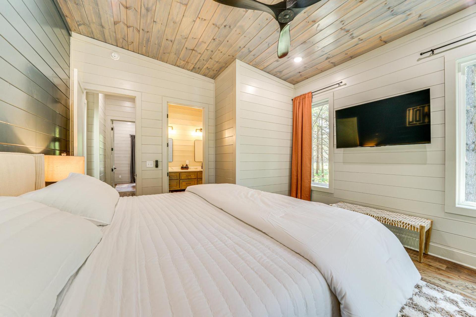 Deluxe Riverfront Cabin in Broken Bow with Hot Tub!