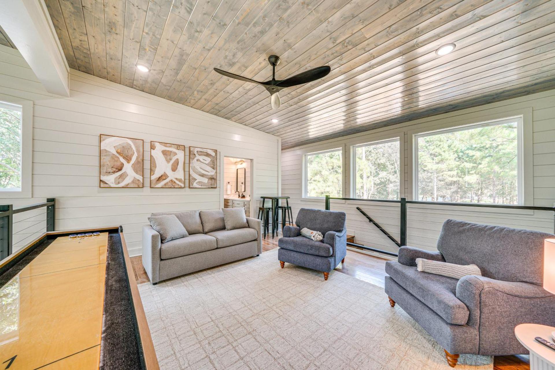 Deluxe Riverfront Cabin in Broken Bow with Hot Tub!