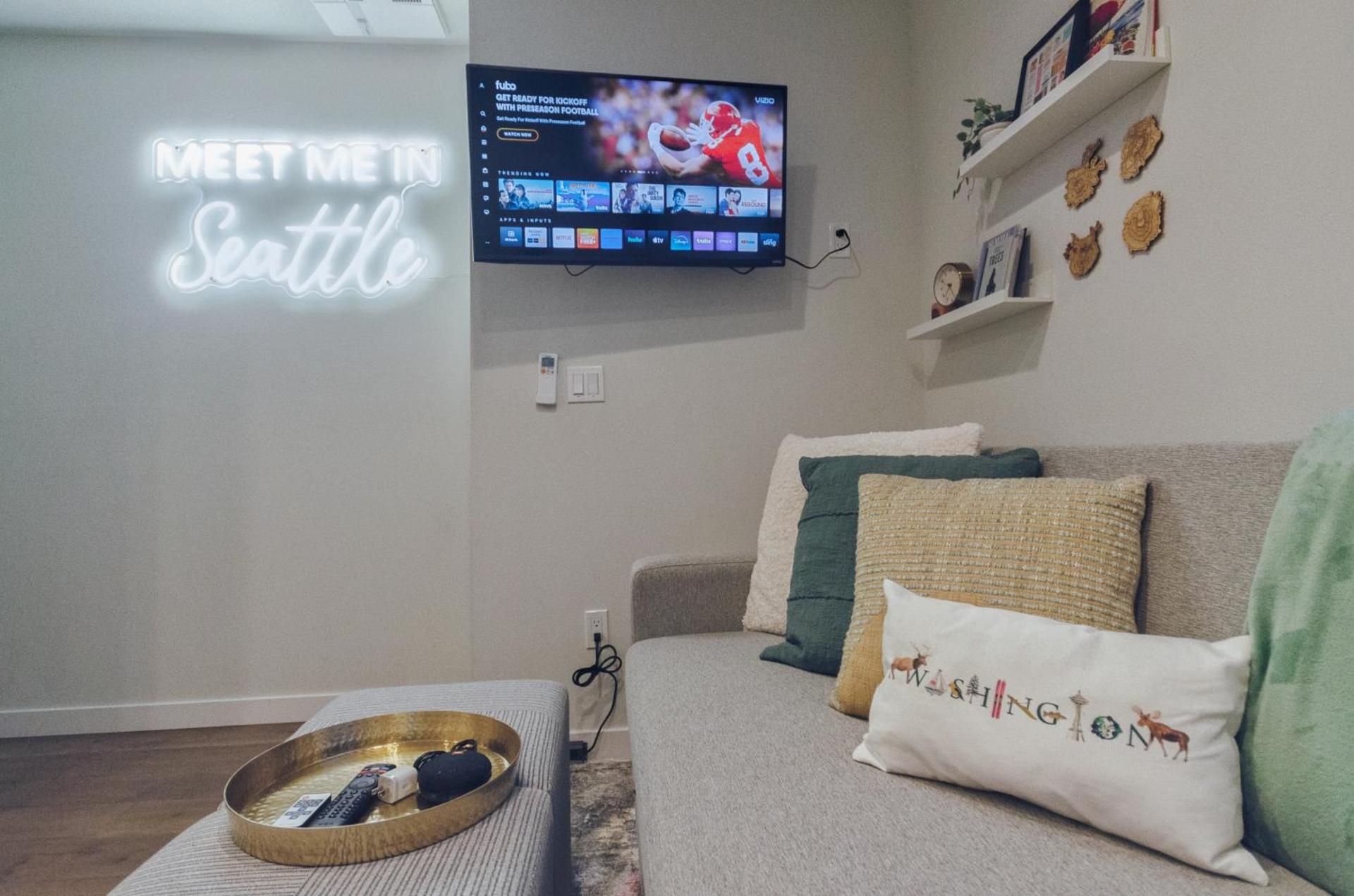 Travelers Dream, Walk to Space Needle, Firepit, cornhole