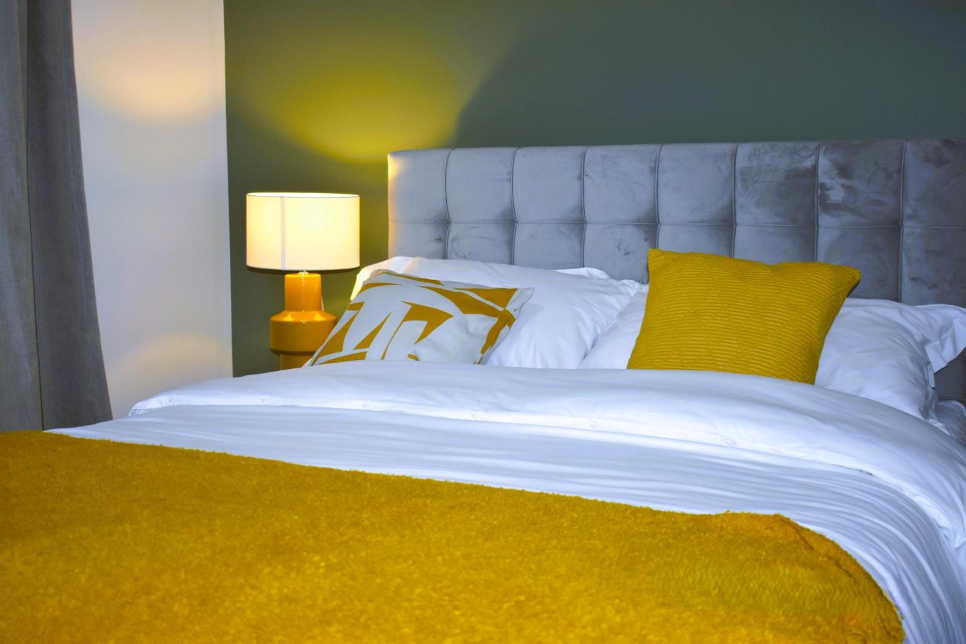 Luxury 2 bed House with 3 beds,3 Free Parking in Dartford Close To Town Centre, Opp Bus Stop, Train Station, Bluewater Mall, 25mins to London City Airport,Close to London