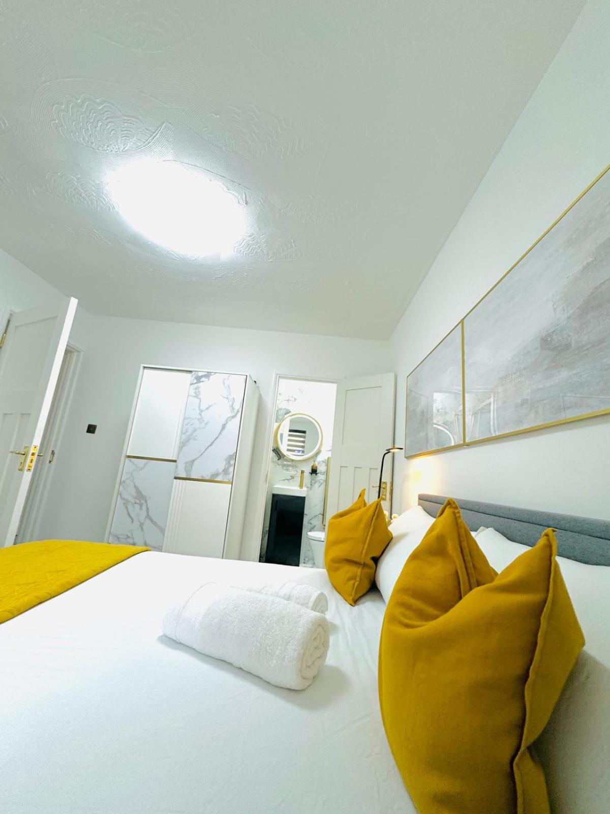 Ensuite Luxury Bedroom In Purfleet