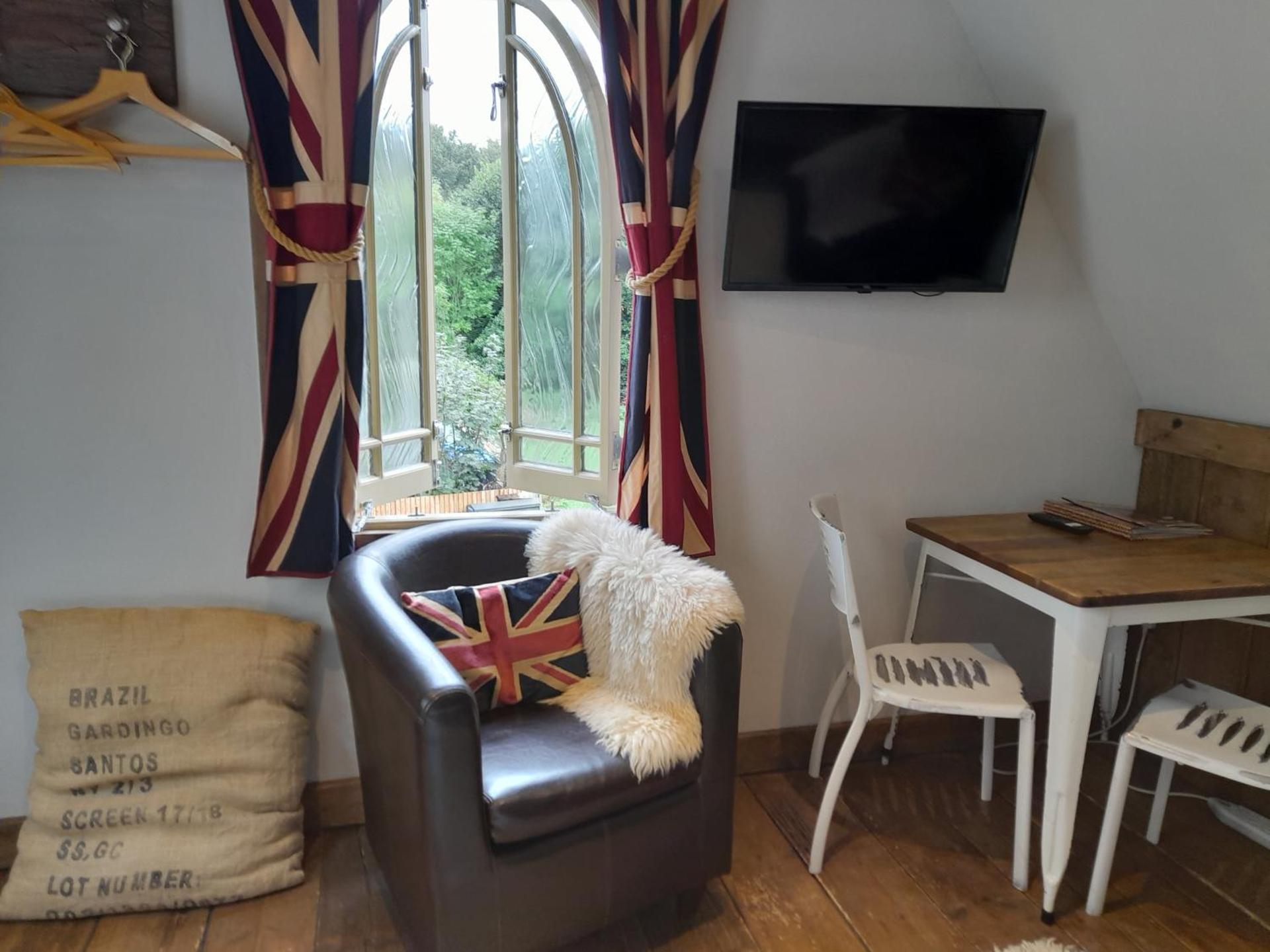 Quaint Studio Loft Room nr Hampton Court