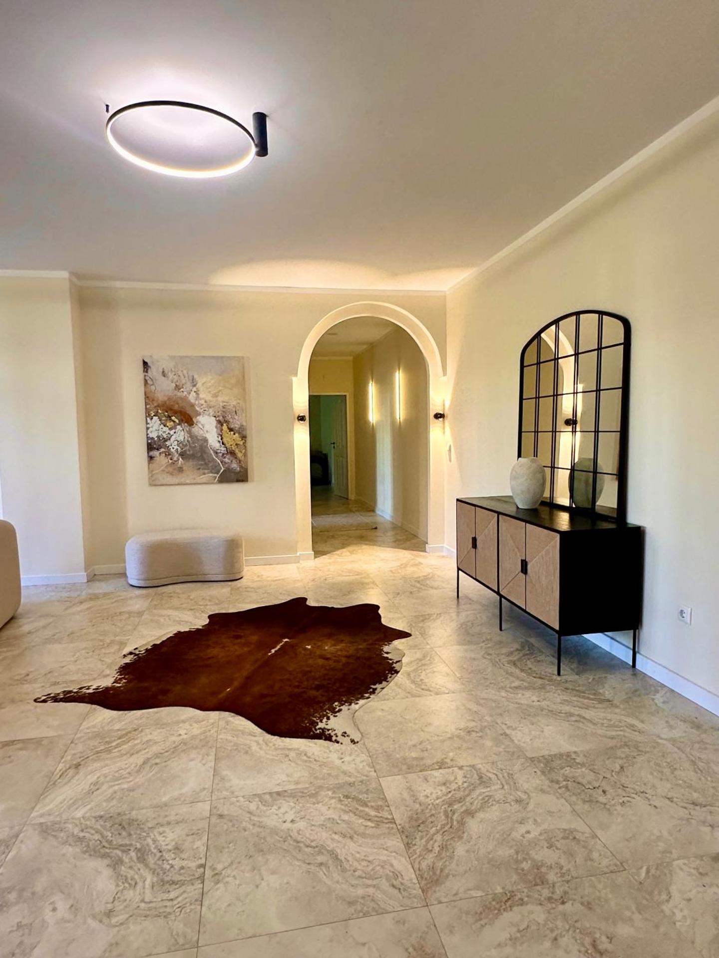 Sanierte 5 Zimmer Luxus Standard Apartment auf 350qm