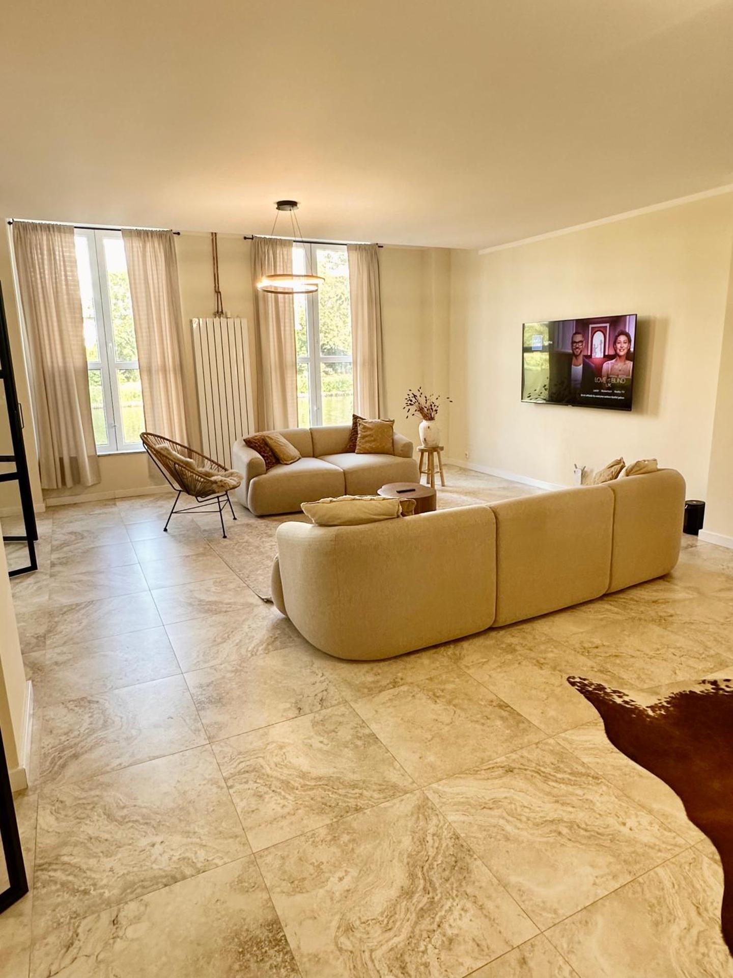 Sanierte 5 Zimmer Luxus Standard Apartment auf 350qm