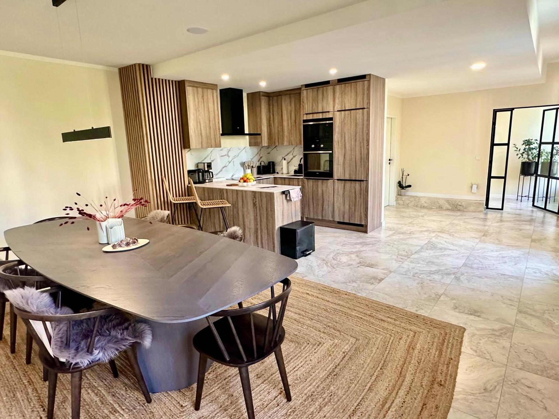 Sanierte 5 Zimmer Luxus Standard Apartment auf 350qm