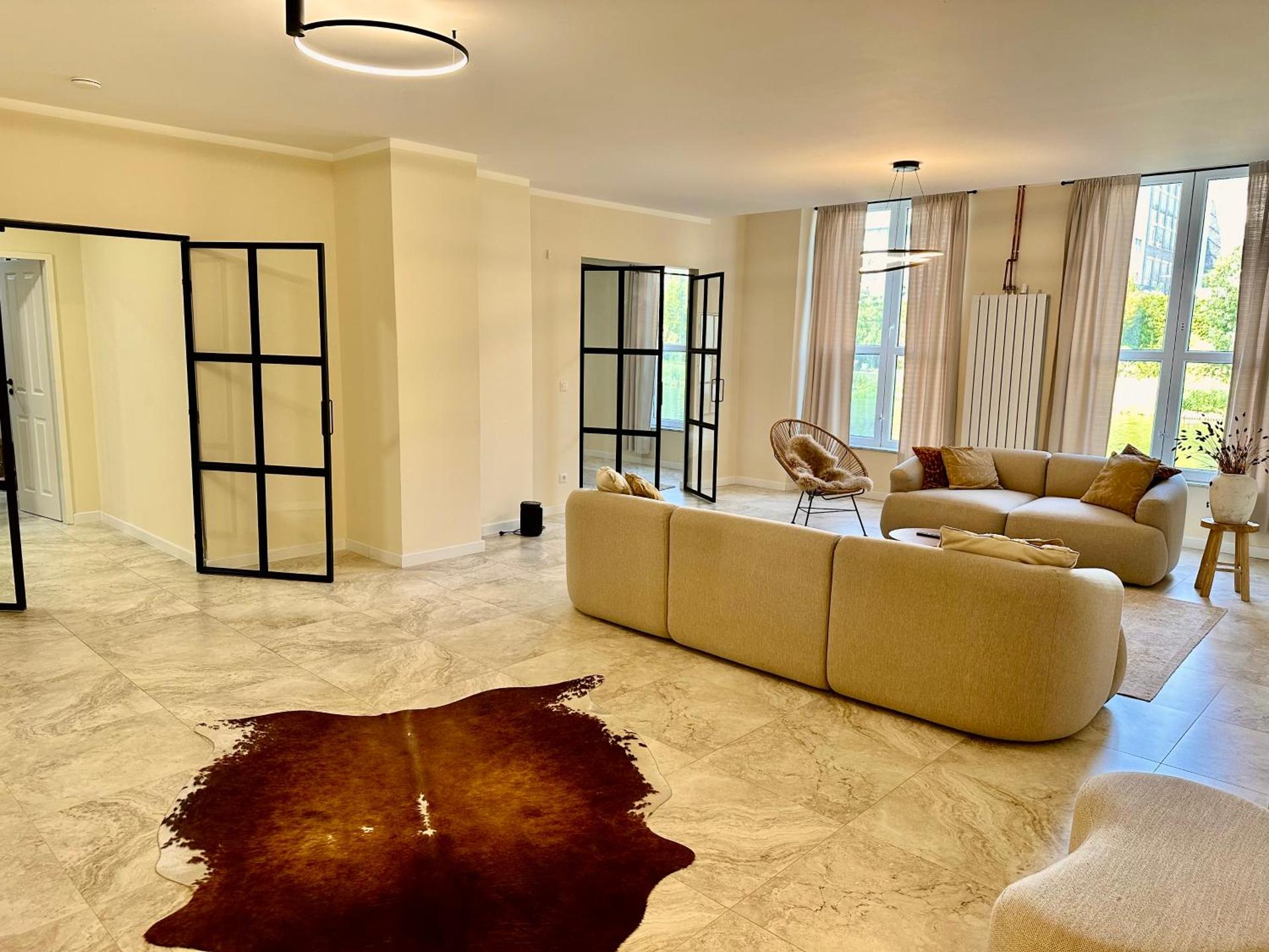 Sanierte 5 Zimmer Luxus Standard Apartment auf 350qm